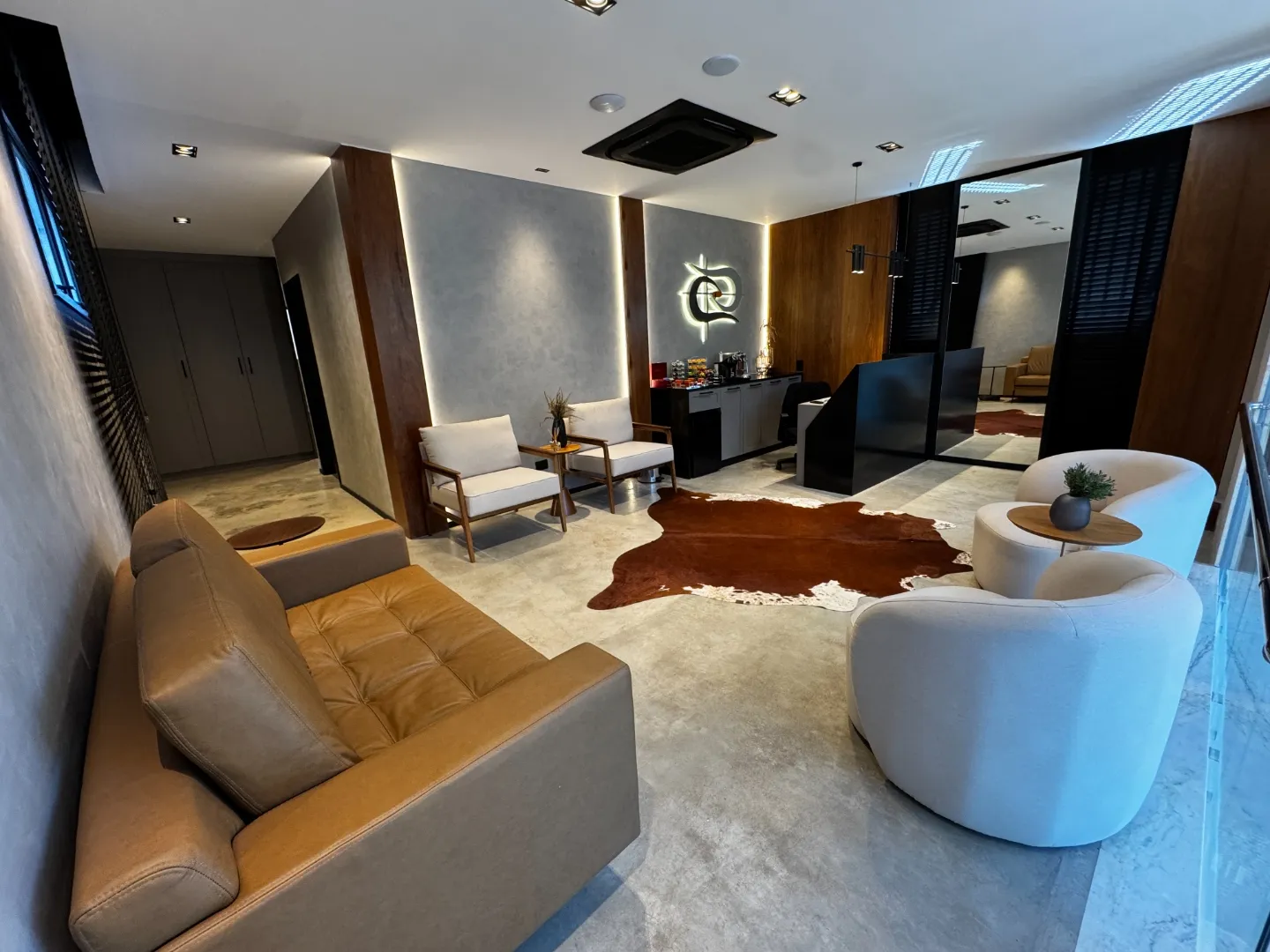 Contact Dr. Z — reception at Zamarian Clinic in Londrina, Brazil